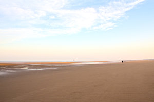 Eenzame wandelaar op het strand