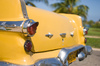Gele Cubaanse klassieke auto