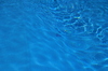 Blauw zwembad