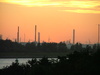 industrie door zonsondergang