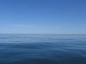 blauwe lucht blauw water